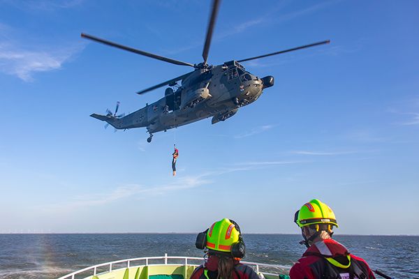 SAR-Winschübung mit der DGzRS und den Marinefliegern